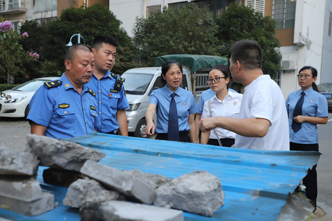 湖北松滋：对餐馆违法暗管排放情况进行现场调查取证